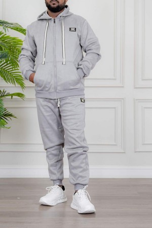 طقم رجالي شتوي قطعتين لون رمادي ببلوفر هودي قبعة متصلة برباط و بسحاب و جيوب أمامية مع بنطلون طويل بجيوب من الجانبين