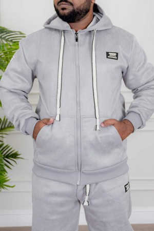 طقم رجالي شتوي قطعتين لون رمادي ببلوفر هودي قبعة متصلة برباط و بسحاب و جيوب أمامية مع بنطلون طويل بجيوب من الجانبين