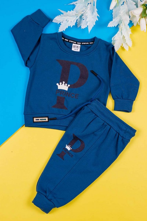 طقم قطعتين ولادي شتوي لون كحلي مزين كتابات من الأمام بأكمام طويلة مع بنطلون طويل برباط في الخصر و زم في الأطراف