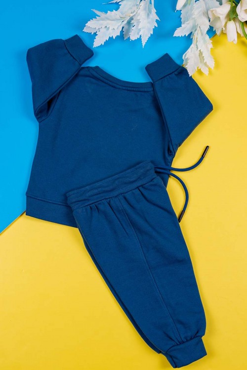 طقم قطعتين ولادي شتوي لون كحلي مزين كتابات من الأمام بأكمام طويلة مع بنطلون طويل برباط في الخصر و زم في الأطراف