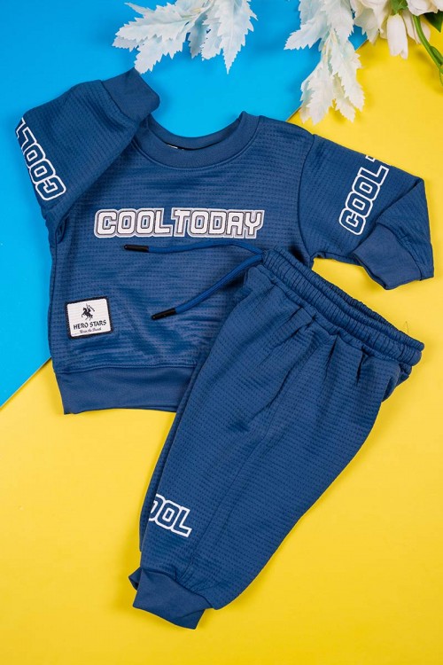 طقم قطعتين ولادي لون كحلي مزين بكتابات بأكمام طويلة مع بنطلون طويل برباط في الخصر و زم في الأطراف