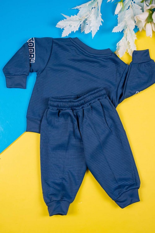 طقم قطعتين ولادي لون كحلي مزين بكتابات بأكمام طويلة مع بنطلون طويل برباط في الخصر و زم في الأطراف