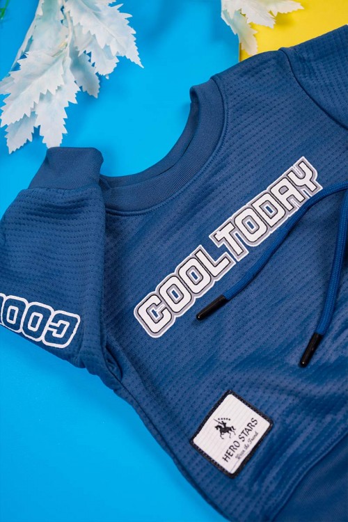 طقم قطعتين ولادي لون كحلي مزين بكتابات بأكمام طويلة مع بنطلون طويل برباط في الخصر و زم في الأطراف