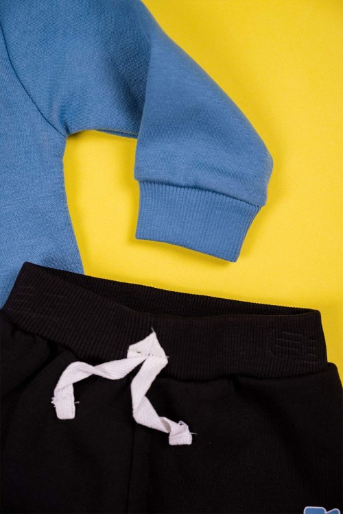 طقم-قطعتين-ولادي-بلوزة-لون-سماوي-مزينة-برسومات-و-كتابات-بأزرار-من-الأمام