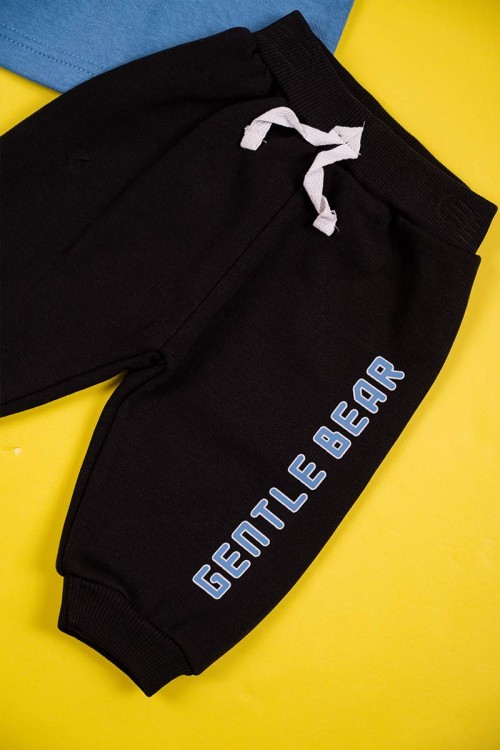 طقم-قطعتين-ولادي-بلوزة-لون-سماوي-مزينة-برسومات-و-كتابات-بأزرار-من-الأمام