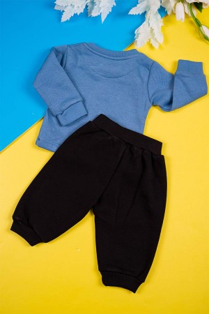 طقم قطعتين ولادي بلوزة لون سماوي مزينة برسومات و كتابات بأزرار من الأمام و بأكمام طويلة مع بنطلون أسود طويل برباط في الخصر و زم في الأطراف