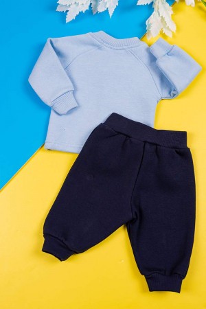 طقم قطعتين ولادي بلوزة لون سماوي مزينة برسومات و كتابات بأزرار من الأمام و بأكمام طويلة مع بنطلون كحلي طويل بزم في الأطراف