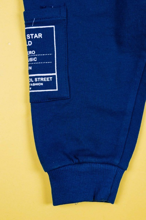 طقم قطعتين ولادي بلوزة لون سماوي مزينة بكتابات من الأمام و الخلف و بأكمام طويلة مع بنطلون كحلي طويل برباط في الخصر و زم في الأطراف