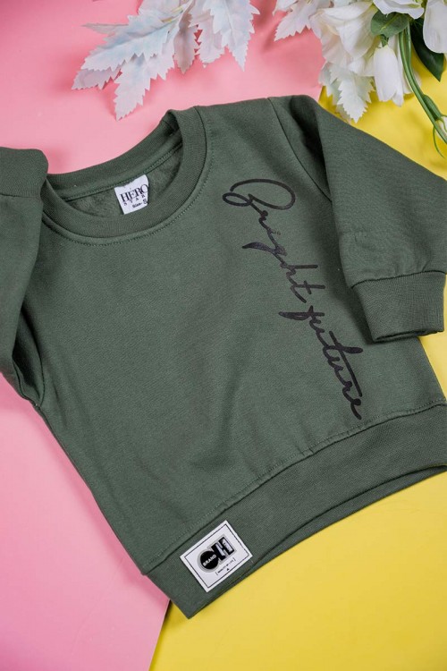 طقم-قطعتين-ولادي-لون-زيتي-بلوزة-مزينة-بكتابات-من-الأمام-