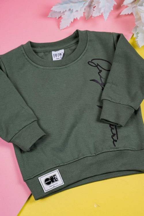 طقم-قطعتين-ولادي-لون-زيتي-بلوزة-مزينة-بكتابات-من-الأمام-