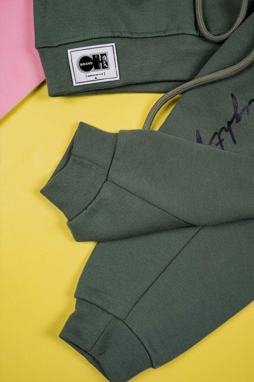 طقم-قطعتين-ولادي-لون-زيتي-بلوزة-مزينة-بكتابات-من-الأمام-