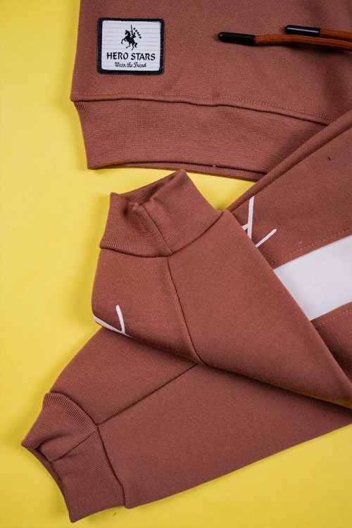 طقم-قطعتين-ولادي-لون-بني-مقلم-باللون-البيج-الفاتح-