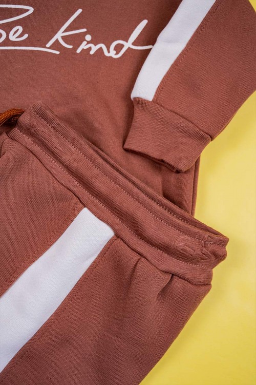 طقم-قطعتين-ولادي-لون-بني-مقلم-باللون-البيج-الفاتح-