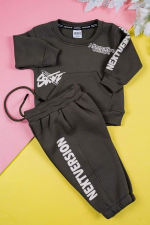 طقم قطعتين ولادي لون زيتي بلوزة مزينة بكتابات من الأمام و الخلف بجيب الكنغر و بأكمام طويلة مع بنطلون طويل برباط في الخصر و زم في الأطراف