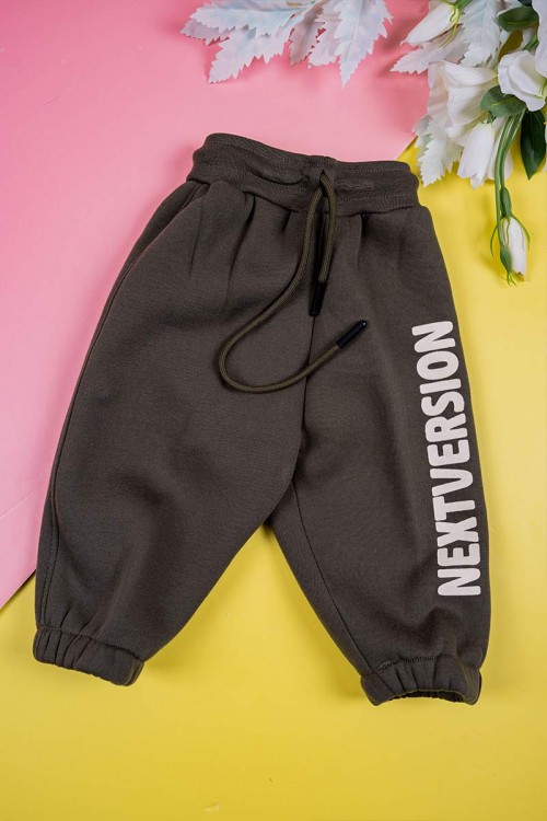 طقم-قطعتين-ولادي-لون-زيتي-بلوزة-مزينة-بكتابات-من-الأمام-و-الخلف