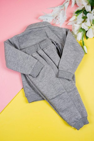 طقم قطعتين ولادي لون رمادي بلوزة بياقة عالية و بسحاب مزينة بكتابات و بجيب الكنغر من الأمام و بأكمام طويلة مع بنطلون طويل برباط في الخصر و زم في الأطراف