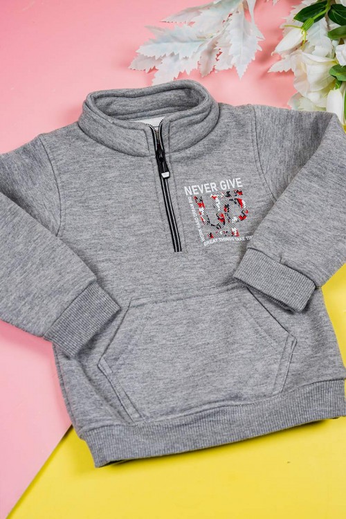 طقم قطعتين ولادي لون رمادي بلوزة بياقة عالية و بسحاب مزينة بكتابات و بجيب الكنغر من الأمام و بأكمام طويلة مع بنطلون طويل برباط في الخصر و زم في الأطراف