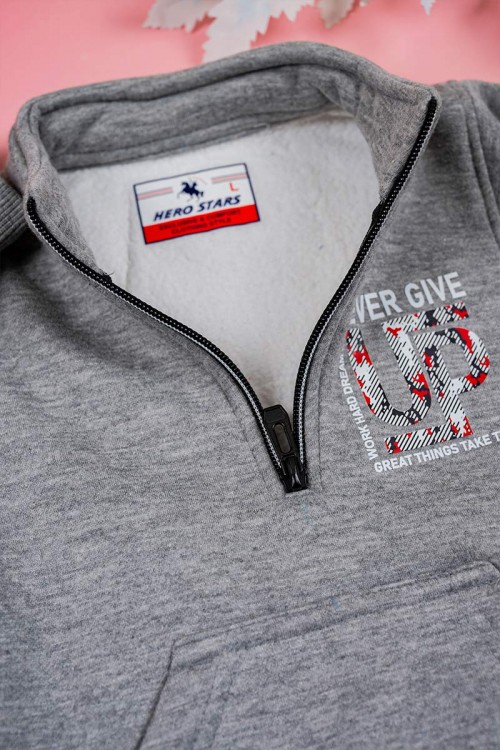 طقم قطعتين ولادي لون رمادي بلوزة بياقة عالية و بسحاب مزينة بكتابات و بجيب الكنغر من الأمام و بأكمام طويلة مع بنطلون طويل برباط في الخصر و زم في الأطراف