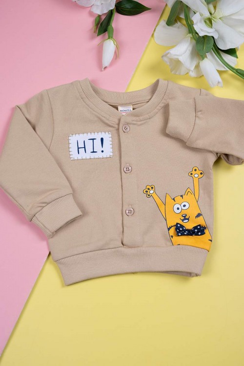 طقم-قطعتين-ولادي-لون-بيج-بلوزة-مزينة-بكتابات-ورسومات-