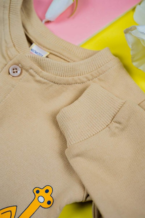 طقم-قطعتين-ولادي-لون-بيج-بلوزة-مزينة-بكتابات-ورسومات-