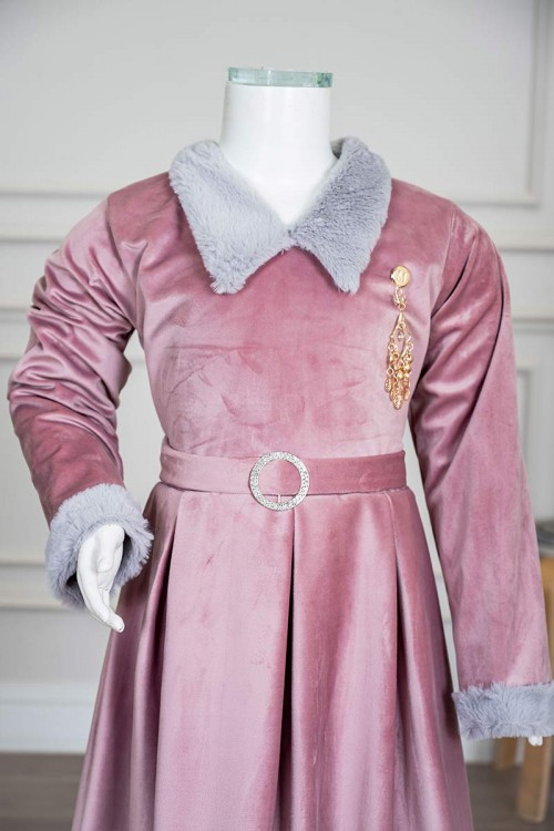 فستان-بناتي-طويل-متعدد-الألوان-مزين-بالفرو-في-الياقة-