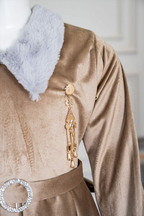 فستان-بناتي-طويل-متعدد-الألوان-مزين-بالفرو-في-الياقة-