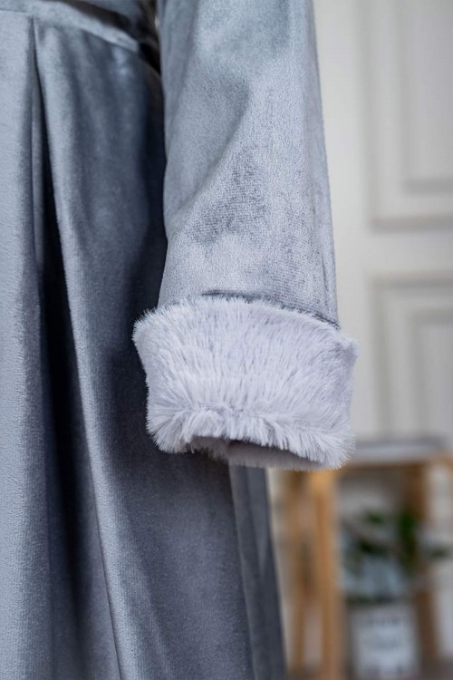 فستان-بناتي-طويل-متعدد-الألوان-مزين-بالفرو-في-الياقة-