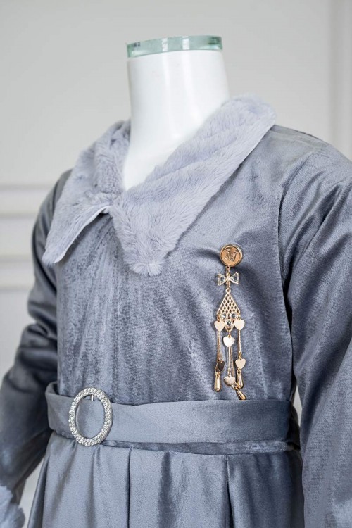 فستان-بناتي-طويل-متعدد-الألوان-مزين-بالفرو-في-الياقة-