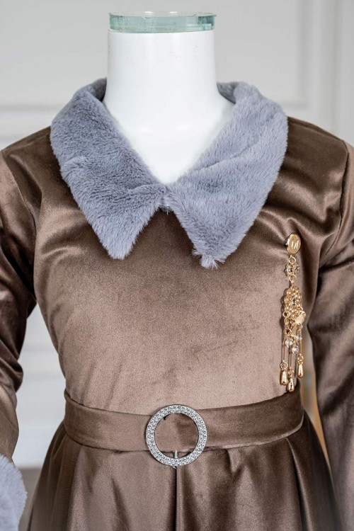 فستان-بناتي-طويل-متعدد-الألوان-مزين-بالفرو-في-الياقة-