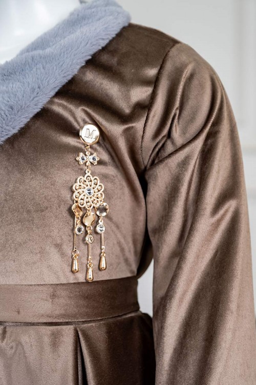 فستان-بناتي-طويل-متعدد-الألوان-مزين-بالفرو-في-الياقة-