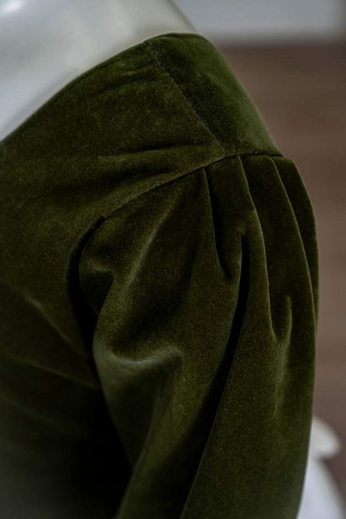 فستان-بناتي-طويل-لون-زيتي-و-أبيض-مزين-بأزرار-و-فيونكة-