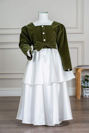 فستان بناتي طويل لون زيتي و أبيض مزين بأزرار و فيونكة من الأمام ياقة مربعة و بأكمام طويلة و رباط في الخلف 