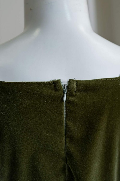 فستان-بناتي-طويل-لون-زيتي-و-أبيض-مزين-بأزرار-و-فيونكة-