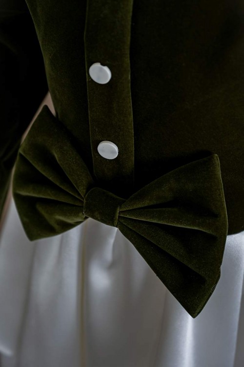 فستان-بناتي-طويل-لون-زيتي-و-أبيض-مزين-بأزرار-و-فيونكة-