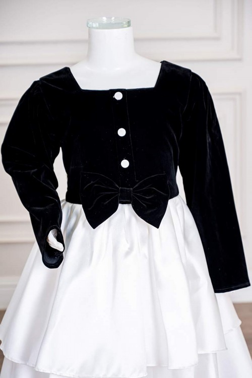 فستان بناتي طويل متعددة الألوان مزين بأزرار و فيونكة من الأمام ياقة مربعة و بأكمام طويلة و رباط في الخلف