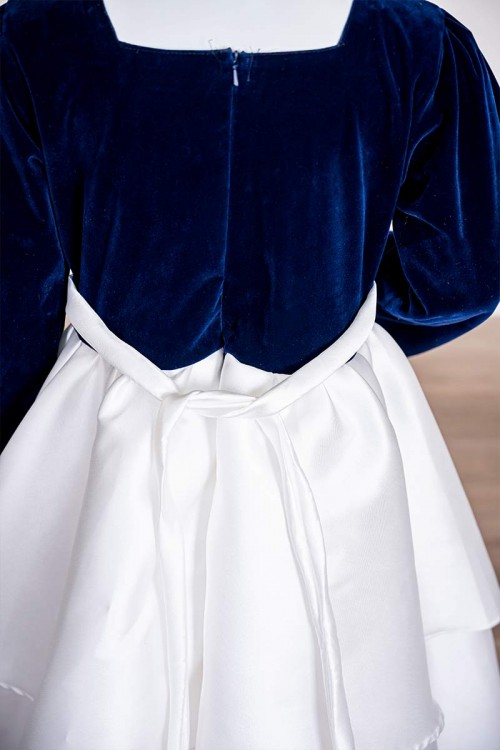 فستان بناتي طويل متعددة الألوان مزين بأزرار و فيونكة من الأمام ياقة مربعة و بأكمام طويلة و رباط في الخلف