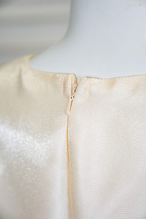 فستان بناتي طويل لون بيج فاتح مزين بتطريز ملون من الياقة و أطراف الأكمام و بحزام في الخصر