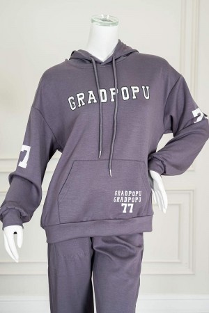 بيجاما نسائية قطعتين لون رمادي مزينة بكتابات ياقة بقبعة متصلة و رباط بأكمام طويلة و جيب الكنغر من الأمام مع بنطلون طويل برباط في الخصر