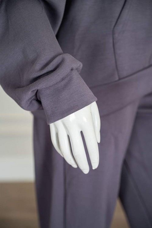 بيجاما-نسائية-قطعتين-لون-رمادي-مزينة-بكتابات-ياقة-بقبعة-متصلة