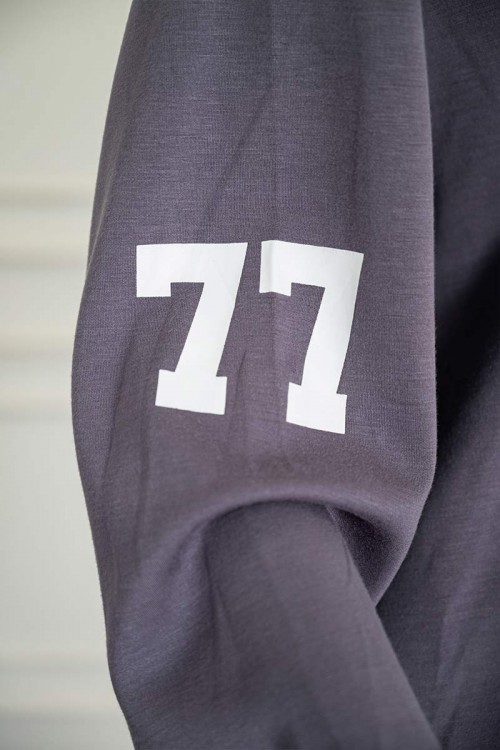 بيجاما-نسائية-قطعتين-لون-رمادي-مزينة-بكتابات-ياقة-بقبعة-متصلة