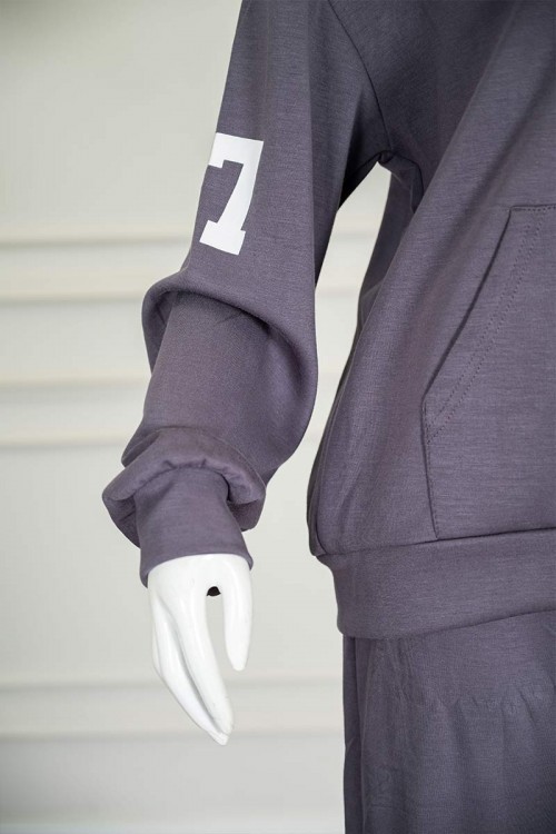 بيجاما-نسائية-قطعتين-لون-رمادي-مزينة-بكتابات-ياقة-بقبعة-متصلة