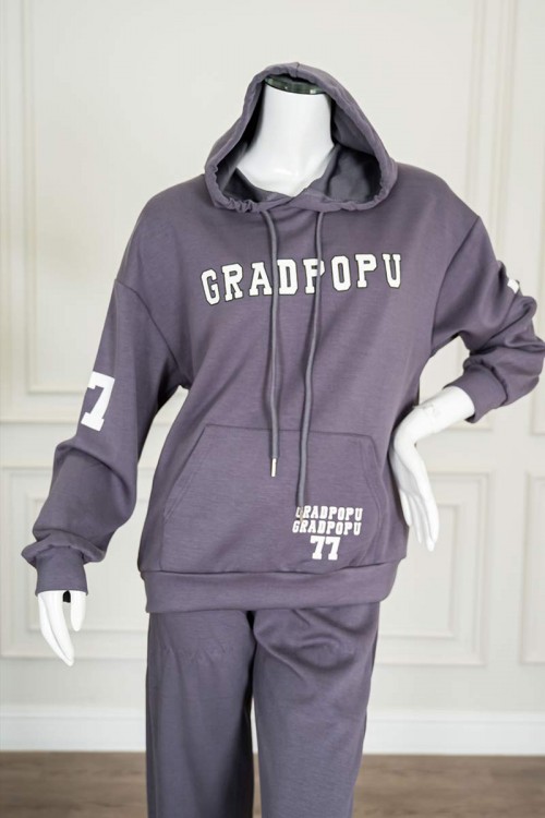 بيجاما-نسائية-قطعتين-لون-رمادي-مزينة-بكتابات-ياقة-بقبعة-متصلة