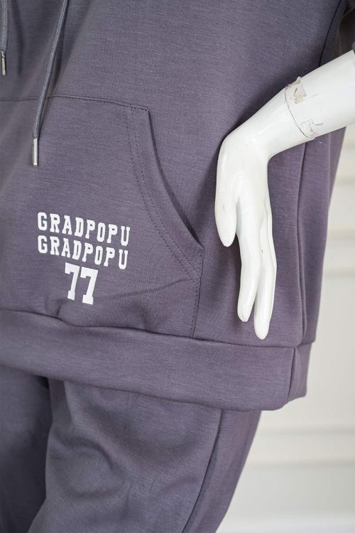 بيجاما-نسائية-قطعتين-لون-رمادي-مزينة-بكتابات-ياقة-بقبعة-متصلة