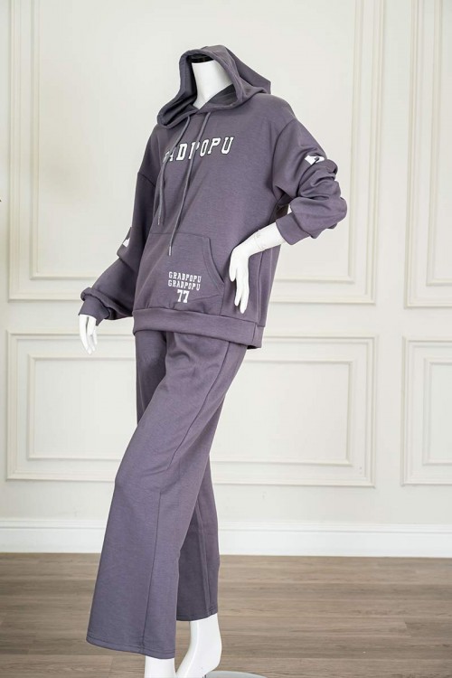 بيجاما-نسائية-قطعتين-لون-رمادي-مزينة-بكتابات-ياقة-بقبعة-متصلة