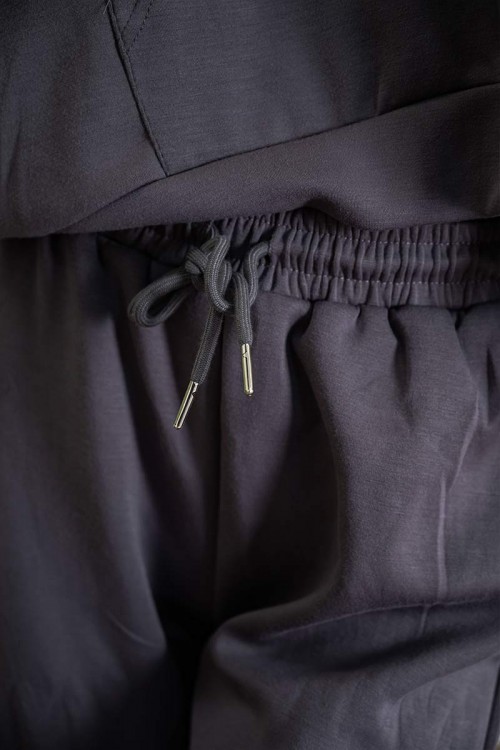 بيجاما-نسائية-قطعتين-لون-رمادي-مزينة-بكتابات-ياقة-بقبعة-متصلة