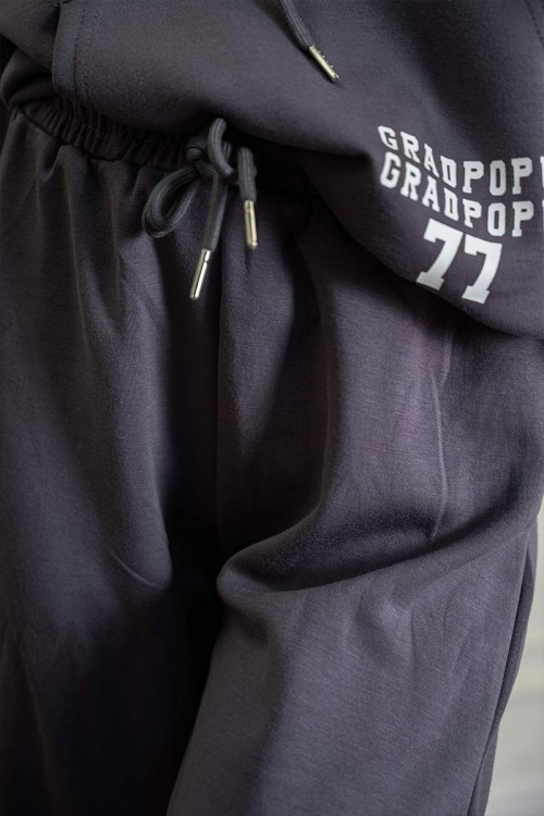 بيجاما-نسائية-قطعتين-لون-رمادي-مزينة-بكتابات-ياقة-بقبعة-متصلة