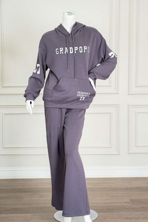 بيجاما نسائية قطعتين لون رمادي مزينة بكتابات ياقة بقبعة متصلة و رباط بأكمام طويلة و جيب الكنغر من الأمام مع بنطلون طويل برباط في الخصر