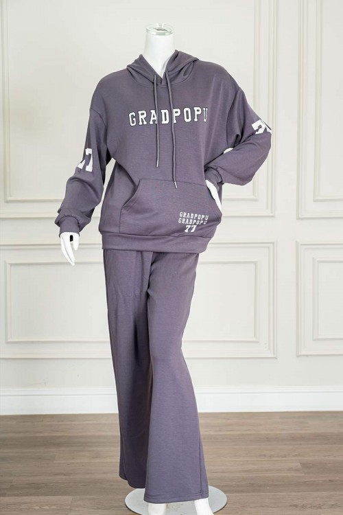 بيجاما-نسائية-قطعتين-لون-رمادي-مزينة-بكتابات-ياقة-بقبعة-متصلة