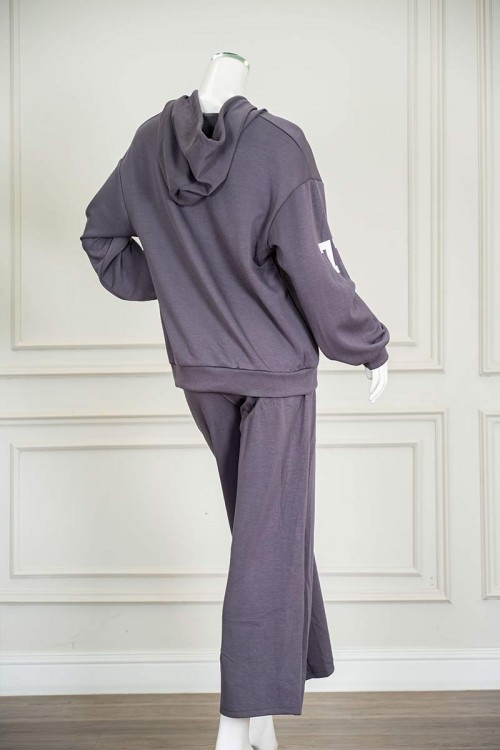 بيجاما-نسائية-قطعتين-لون-رمادي-مزينة-بكتابات-ياقة-بقبعة-متصلة