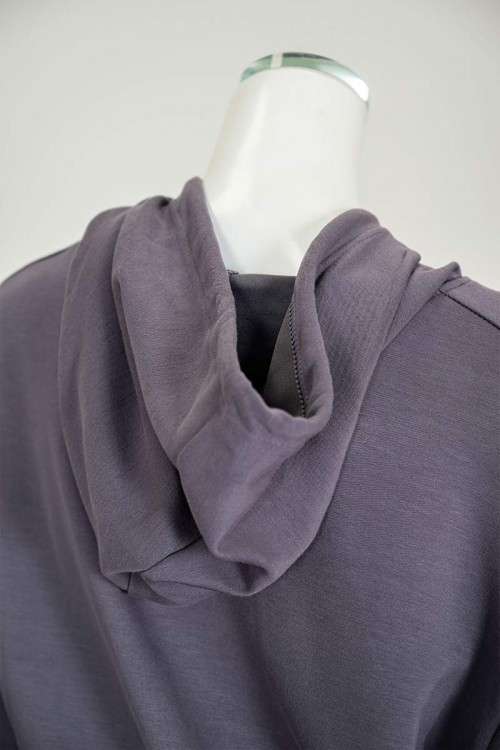 بيجاما-نسائية-قطعتين-لون-رمادي-مزينة-بكتابات-ياقة-بقبعة-متصلة